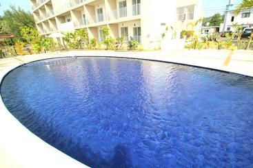 هتل Resort Class Inn Onna Village