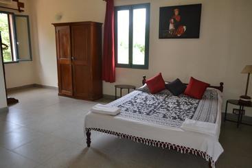 تختخواب و صبحانه Lily Pool Villa