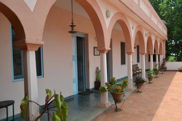 تختخواب و صبحانه Lily Pool Villa