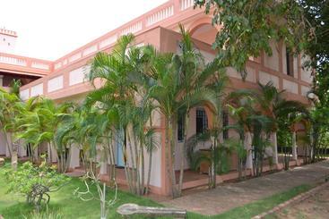 تختخواب و صبحانه Lily Pool Villa
