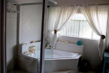 تختخواب و صبحانه Cashan Bnb