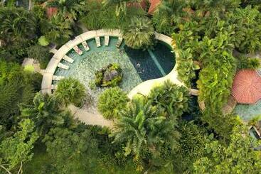 استراحتگاه Paradise Hot Springs