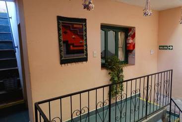 هتل Hostal Milmahuasi Iruya