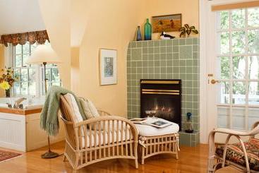 تختخواب و صبحانه Bufflehead Cove Inn