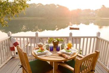 تختخواب و صبحانه Bufflehead Cove Inn