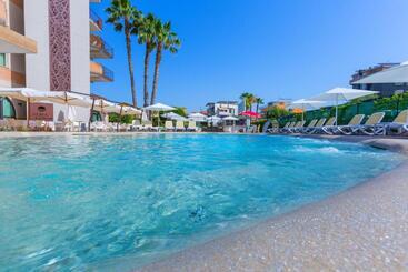 Almaluna Hotel & Resort