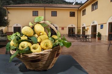 تختخواب و صبحانه Agriturismo Villa Orchidea