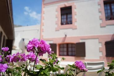 هتل Hôtel Les Mimosas