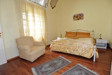 تختخواب و صبحانه Palazzo Rosa