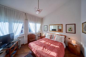 تختخواب و صبحانه Tosca House