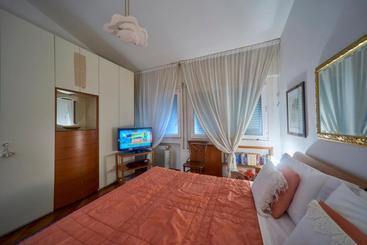 تختخواب و صبحانه Tosca House