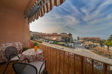 تختخواب و صبحانه Tosca House