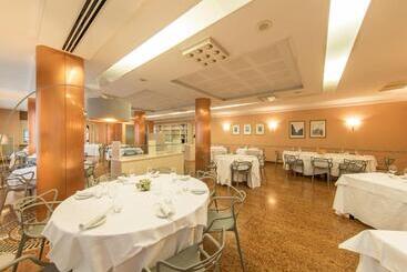 Ristorante Hotel Lucia   100 Mt Dal Mare