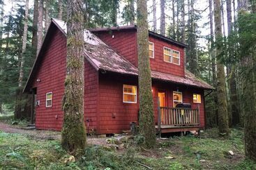 فندق Glacier Springs Cabin 12   Pet Friendly, Wifi, Air Conditioning, Sleeps 4