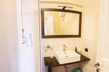 هتل B&b Bon Ton