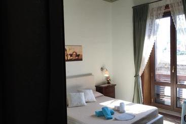 هتل B&b Bon Ton