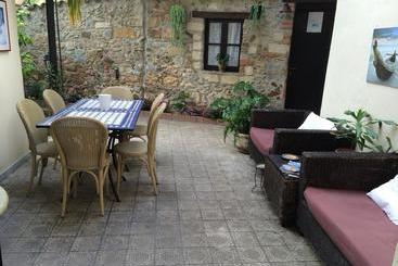 هتل B&b Bon Ton