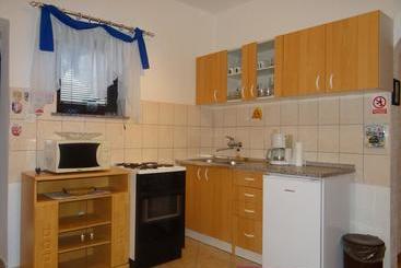 تختخواب و صبحانه Room Josip