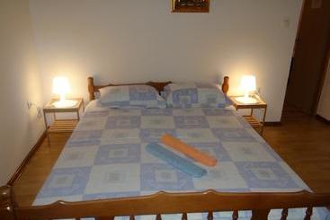 تختخواب و صبحانه Room Josip