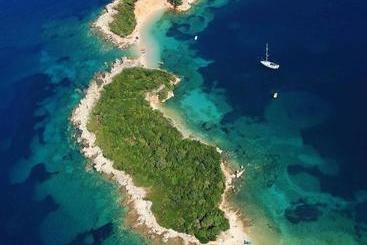 هتل Relax Apartments Ksamil