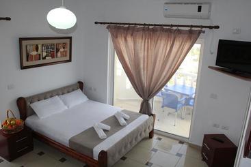 هتل Relax Apartments Ksamil