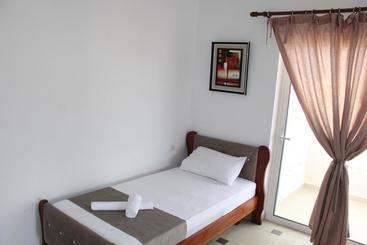 هتل Relax Apartments Ksamil