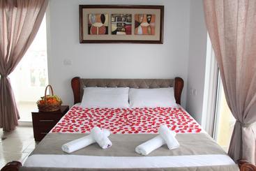 هتل Relax Apartments Ksamil