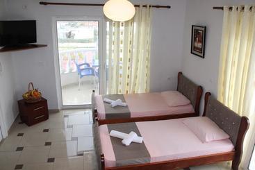 هتل Relax Apartments Ksamil