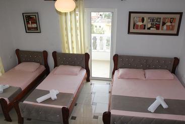 هتل Relax Apartments Ksamil