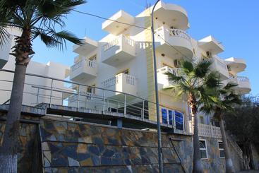 هتل Relax Apartments Ksamil