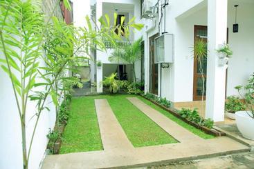 هتل Rohini Residence