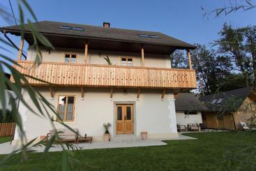 تختخواب و صبحانه Butterfly Lodge