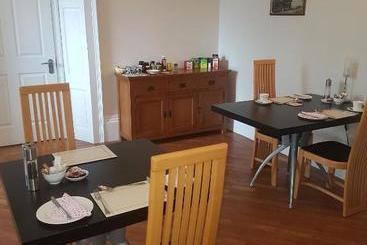 تختخواب و صبحانه The Glenerne Guest House