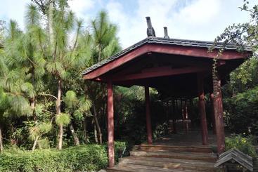 هتل Chinese Yew Lake