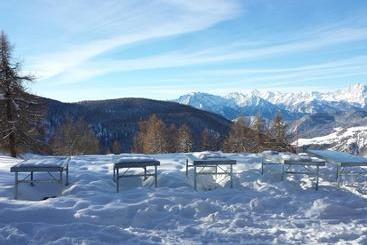 Rifugio Alpino L Ermitage  Hostel