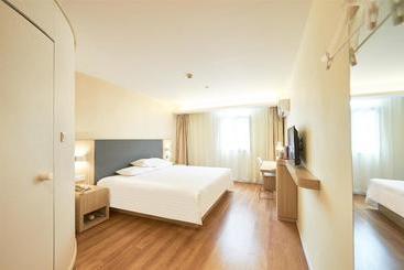 هتل Hanting  Xi An Fengdong Xincheng Houweizhai