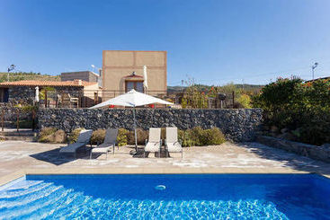 Casa Erques I Y Ii