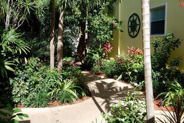 Alcazar Resort- Gay Mens Resort