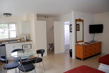 Alcazar Resort- Gay Mens Resort