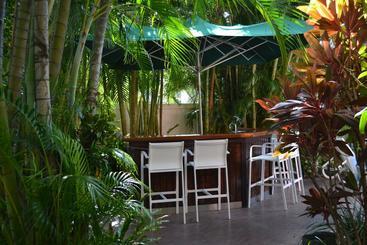هتل Lush Royale a North Beach Village Resort - Gay Men Only