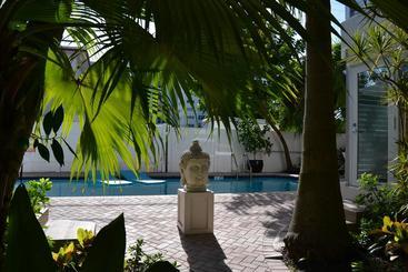 هتل Lush Royale a North Beach Village Resort - Gay Men Only