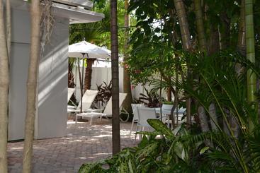 هتل Lush Royale a North Beach Village Resort - Gay Men Only