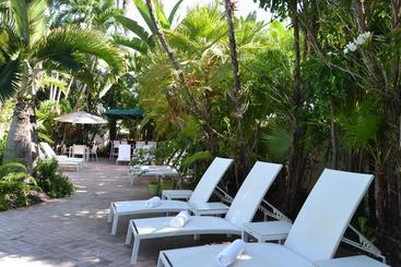 هتل Lush Royale a North Beach Village Resort - Gay Men Only