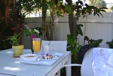 هتل Lush Royale a North Beach Village Resort - Gay Men Only