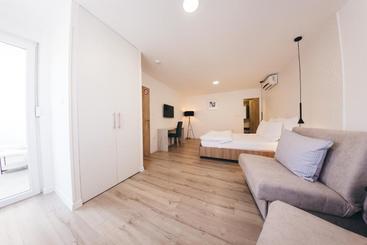 تختخواب و صبحانه City Apartment One
