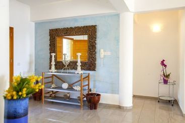 Sunset Beachfront Villa Meneou