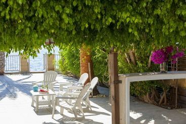 Sunset Beachfront Villa Meneou