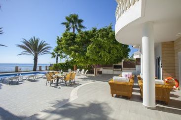 Sunset Beachfront Villa Meneou