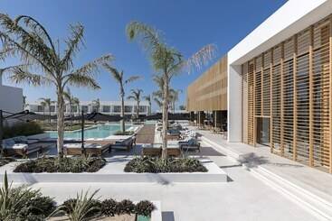 هتل D Andrea Lagoon All Suites Adults Only