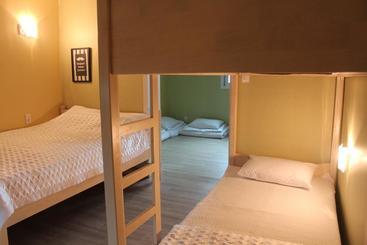 Hi & J Guesthouse  Hostel